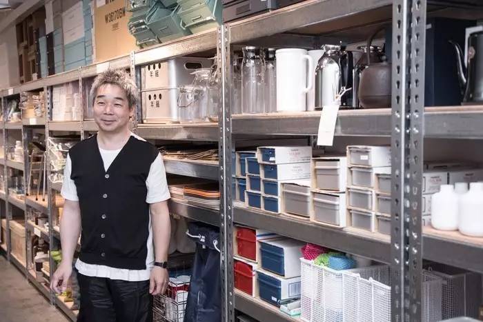 55岁老头开二手店,55岁大叔开10平方小店日卖500多