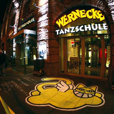 有一个街头艺术家把一只猫涂遍了巴黎,后来它遍布了全世界