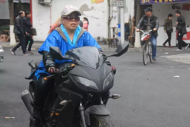 一张图帅呆所有人!温州“追风奶奶”把48岁过得如此潇洒