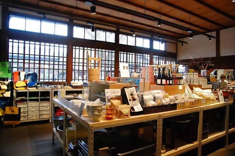 55岁老头开二手店,55岁大叔开10平方小店日卖500多