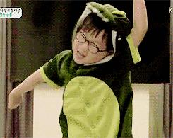 一家长过年前带着孩子出了趟门，结果熊孩子说什么也不肯回家了！