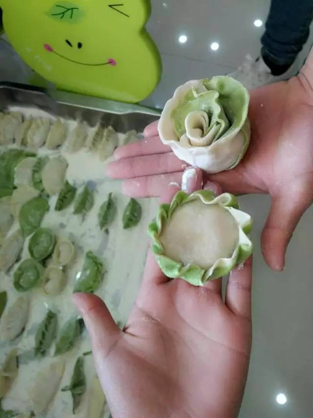 只是一顿饺子的事，芒市洛基山的孩子都能玩出新花样！