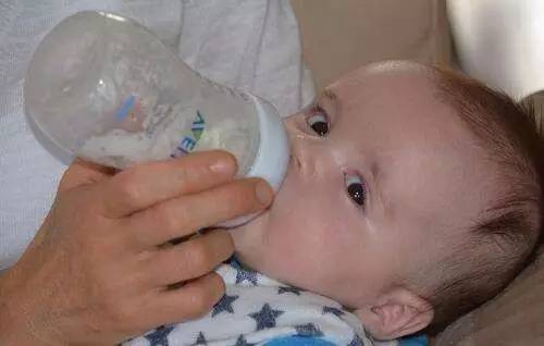 宝宝以前喝奶粉不过敏现在过敏,过敏奶粉和不过敏奶粉有啥区别