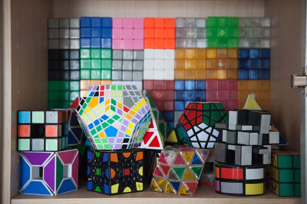 有“魔方侠侣”之称的他们因魔方结缘，他们的魔方世界有点儿甜