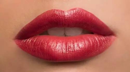 想让嘴唇饱满应该怎么做,让嘴唇水润的办法
