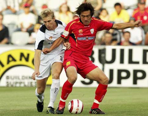 他是中国足球野兽，妻子貌美如花，职业生涯末期去胖揍澳洲人