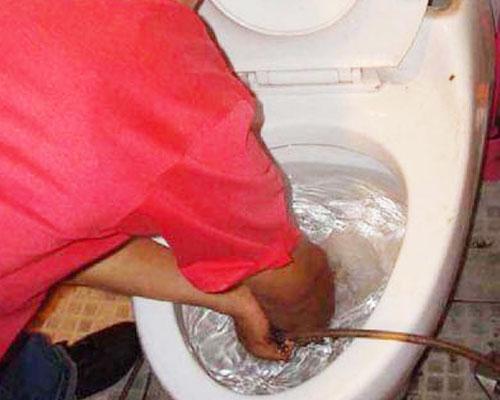 马桶堵住了最快的解决办法,马桶堵住了冲不下去有什么办法