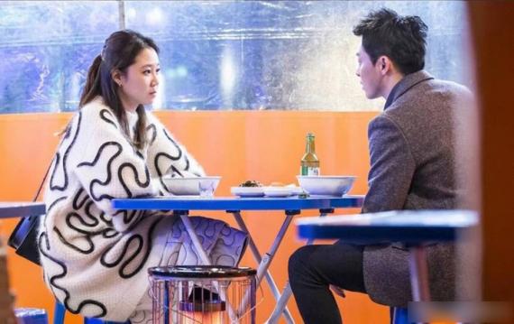 范冰冰同款灰色垫肩毛衣,很多女星穿的衣服