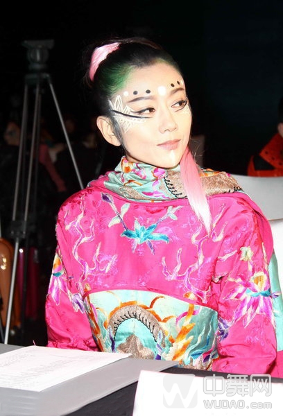 杨丽萍穿薄纱孔雀服,杨丽萍的孔雀服竟是画上去的