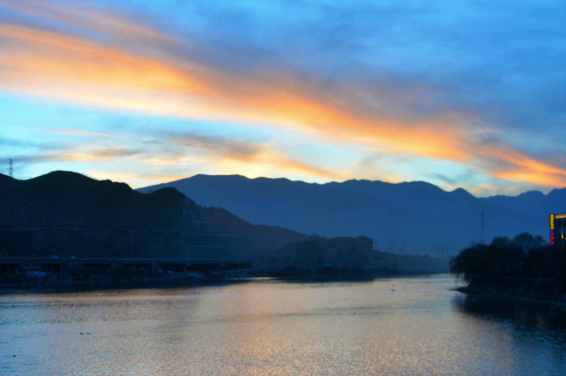 河道被挖开,被挖出来的河