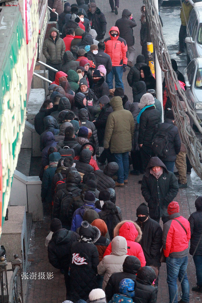 民众零下12度寒风中排队,上万民众寒风排队数小时