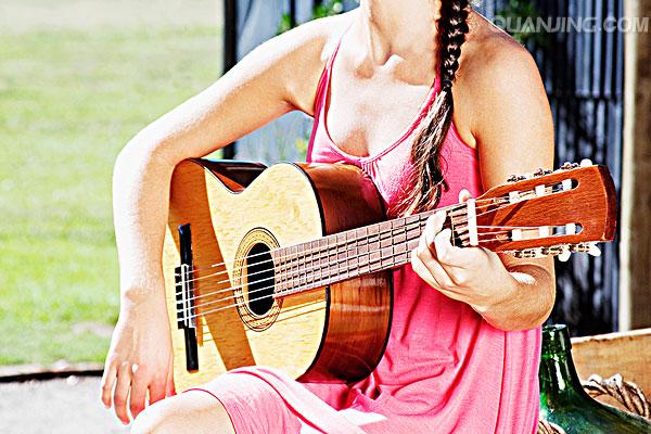 如何练吉他左手不会起茧,练吉他手指起茧会难看吗