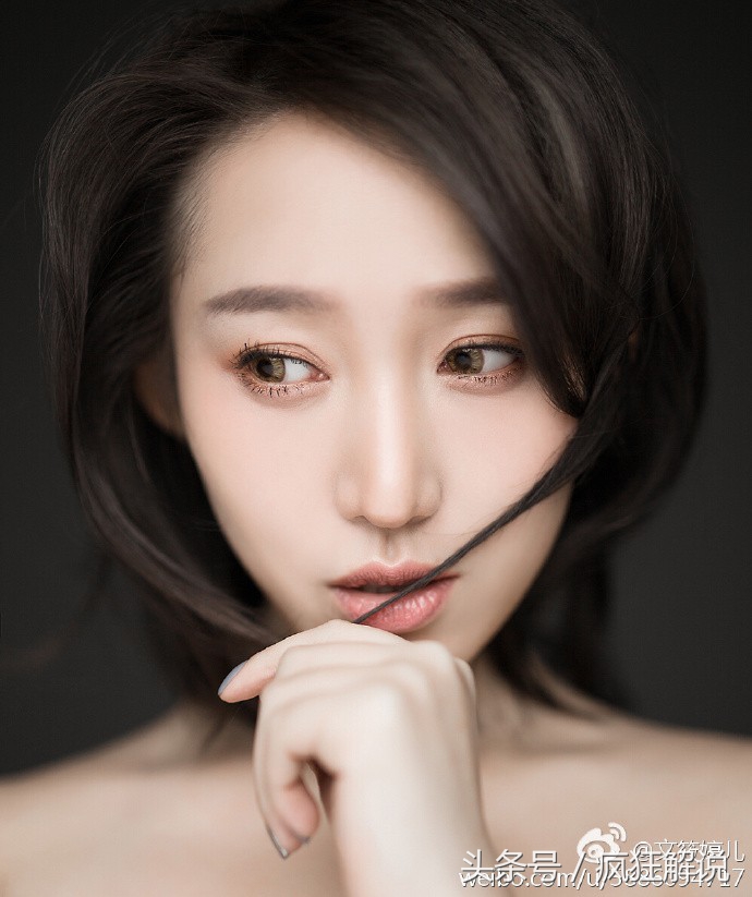 瞪大眼睛看足球界美女奇特拜年