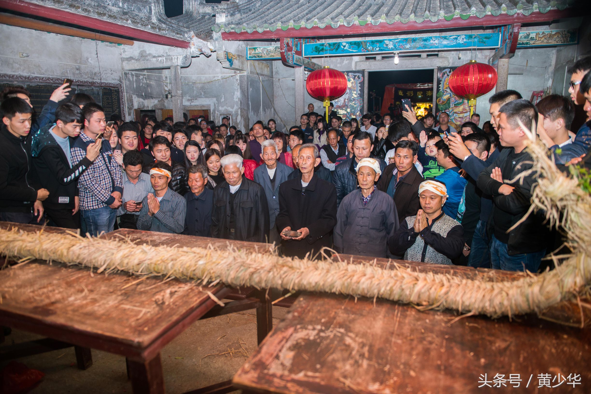 广东普宁民俗送香船跳火堆