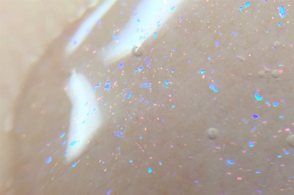 去年人鱼眼泪卖翻！今年日本妹又在抢这支月光唇蜜