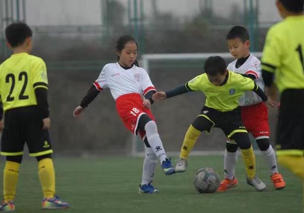 书香伴着球场，南充奥航小将学习比赛两不误