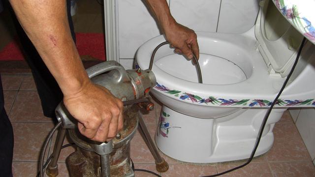 马桶堵住了最快的解决办法,马桶堵住了冲不下去有什么办法