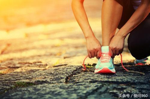 脚跟痛但是不走路不痛,脚跟不明原因的痛怎么回事