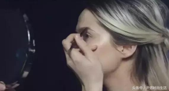 她妆前满脸暗疮，妆后美若天仙