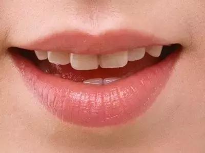 嘴唇干燥可以舔吗?为什么?