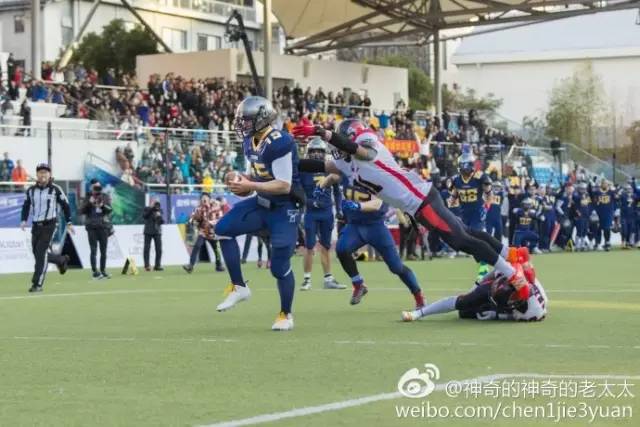 橄榄球重量级对抗,橄榄球赛激烈对抗