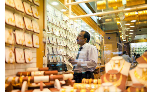 黄金暴跌到香港买合算吗,黄金暴跌对金店有影响吗