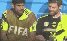 足球搞笑过人动图,爆笑足球笑死人的时刻