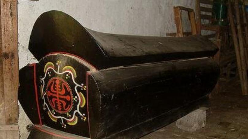 梦到棺材和死人预示什么,梦到抬起棺材去埋是凶还是吉