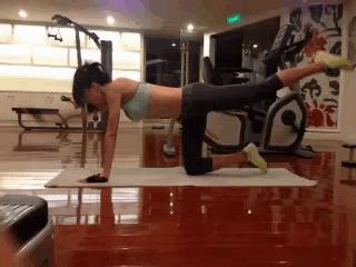 女生在家锻炼腹肌动作，好身材除了刻苦训练，没有别的办法