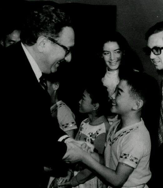 25张好莱坞名人青涩照,明星希拉里惊艳的照片