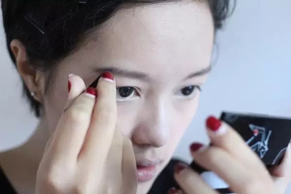 大学生日常裸妆、淡妆应该怎样画？