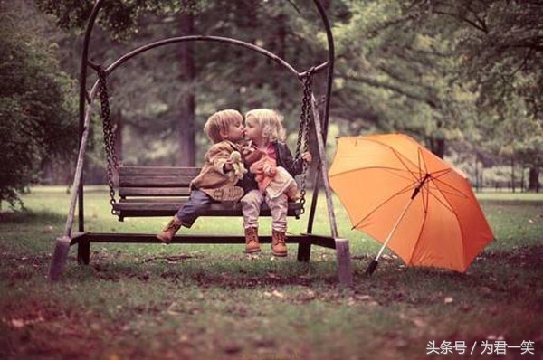 一位爸爸的泣血自述：儿子撒尿妈妈接，一个筑堤一个挖坑，看哭了