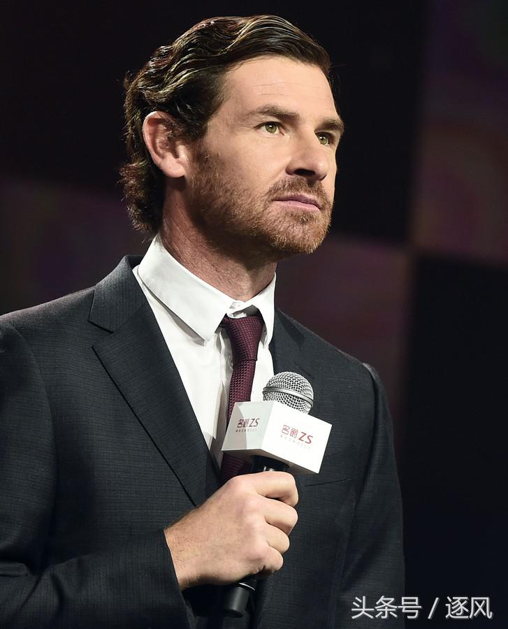 上海上港球员车模互动！武磊、奥斯卡显青涩！