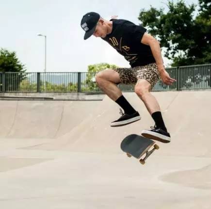 滑板必会的十个动作,滑板新手课堂