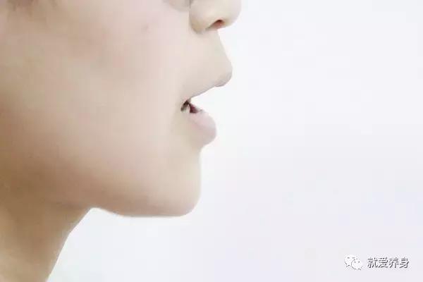 打嗝打出来的是空气,打嗝不打出来就堵得慌