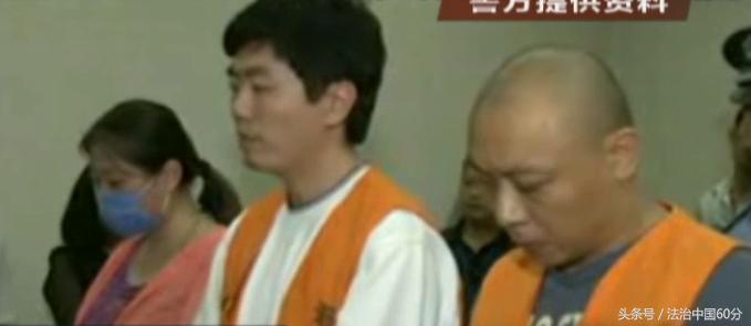 这些爱美女孩都会随身携带的物品，为何这两名女孩会被查扣呢