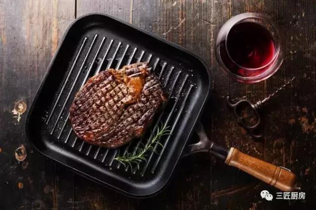 煎出鲜嫩牛排的做法,牛排怎么烤才能鲜嫩多汁