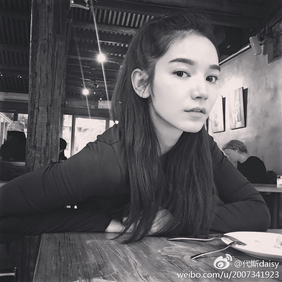 杨幂旗下的男艺人全部都火了,杨幂旗下最年轻四个男艺人