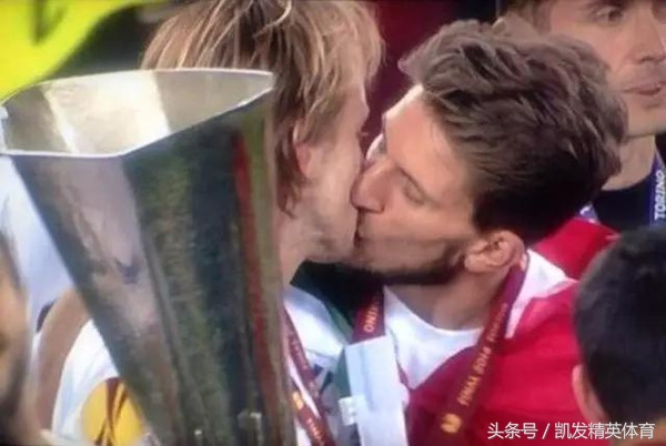 足球场上那些突如其来的吻,足球场上的世纪之吻