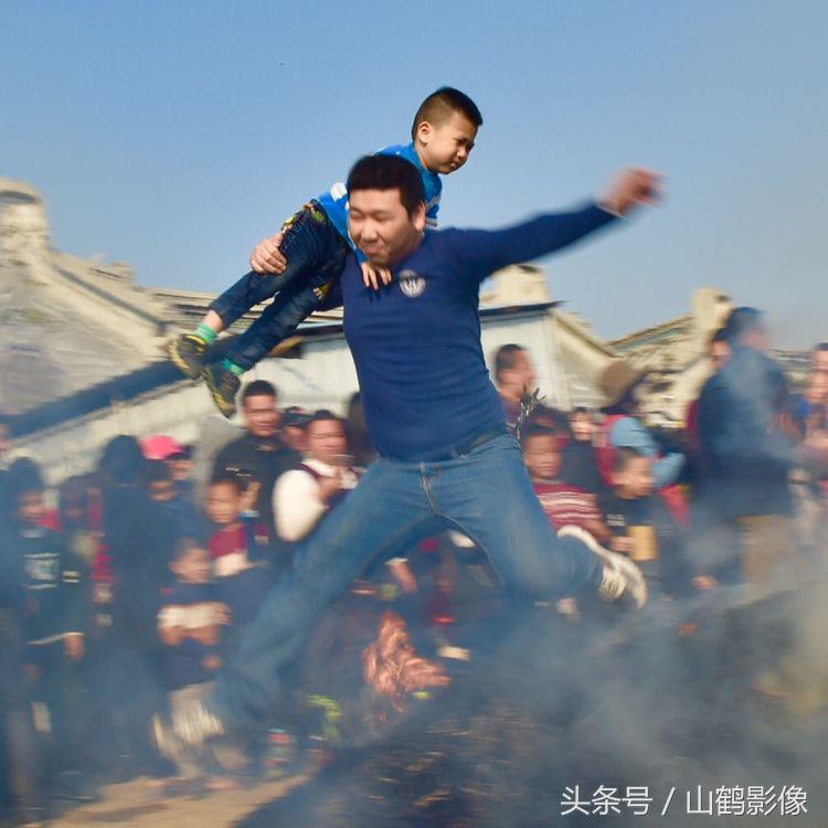 普宁老方村迎神跳火堆,普宁民俗跳火马