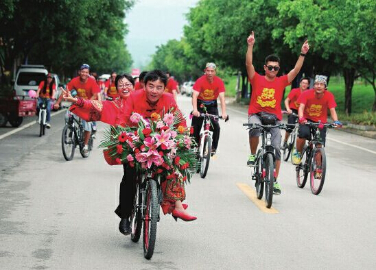 农村最有特色的接亲车队,城里人真会玩迎亲视频