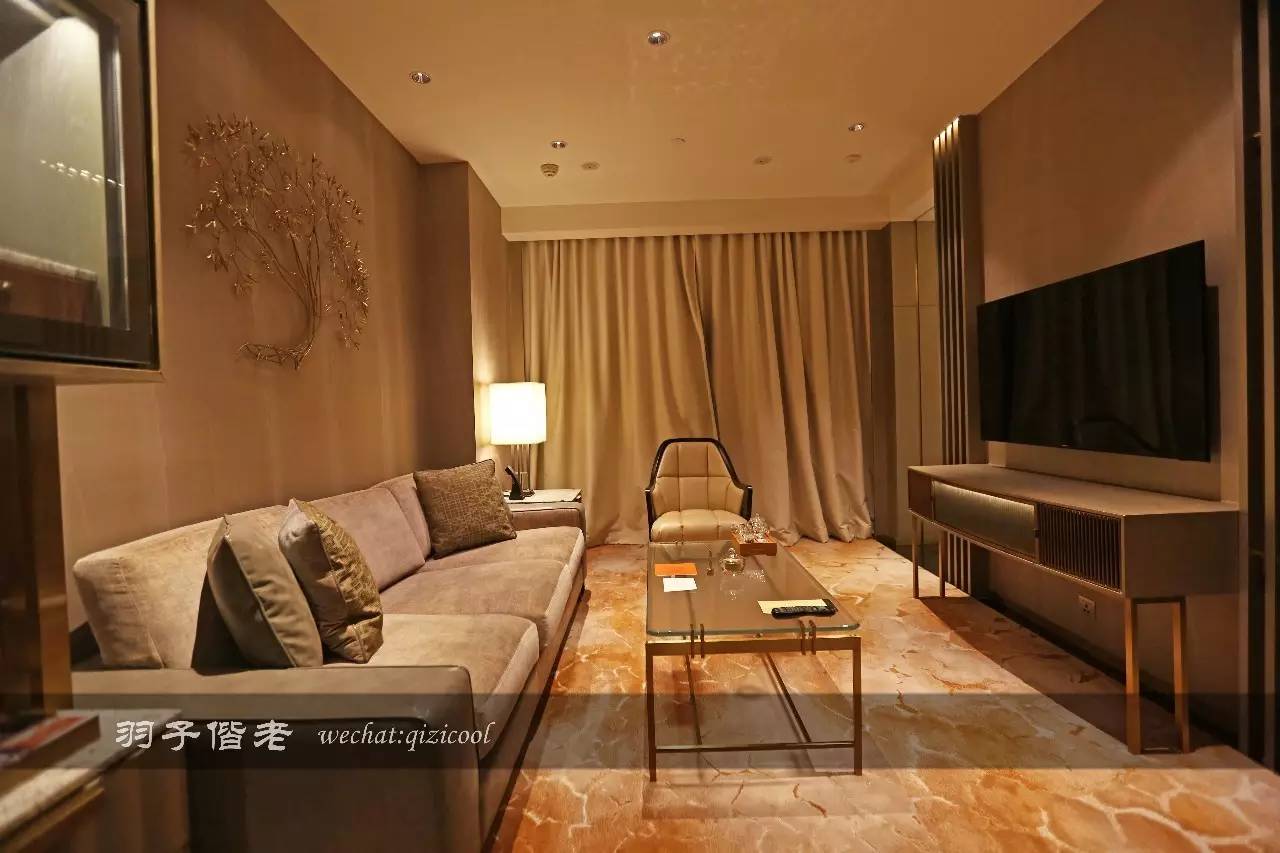 藏匿在繁华中环背后的丝丝暖意 (藏在繁华中环中的丝丝暖意)