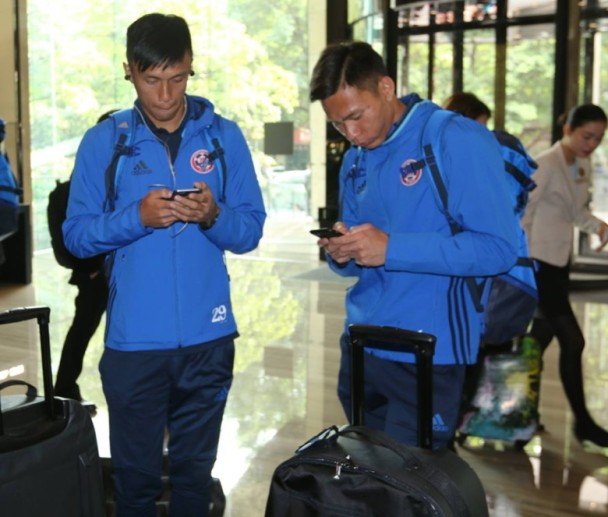 恒大对手冒雨训练美女主帅与球迷合影不关注“退票”风波