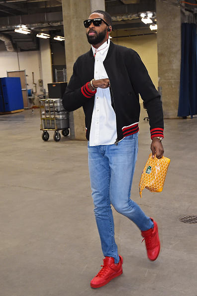 骑士中锋浪到加勒比海！逛夜店去博尔特餐厅，还有劲打球？