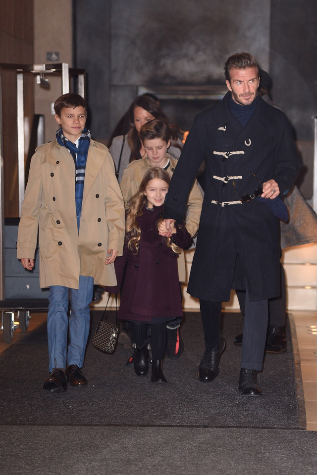 小七拎1.6万潮包捧场妈咪贝嫂时装秀，碧昂斯之女潮包1.3万