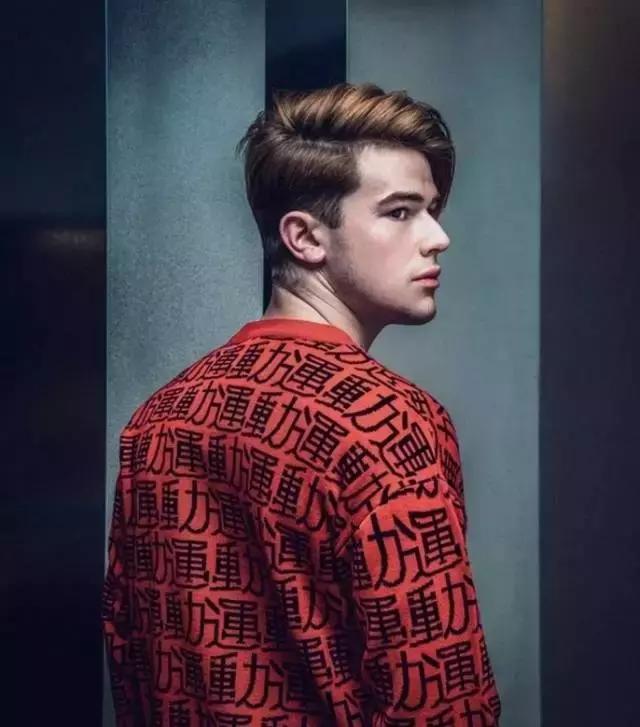 外国人把“酱油”穿在身桑,时尚界都流行用中文装逼啦!