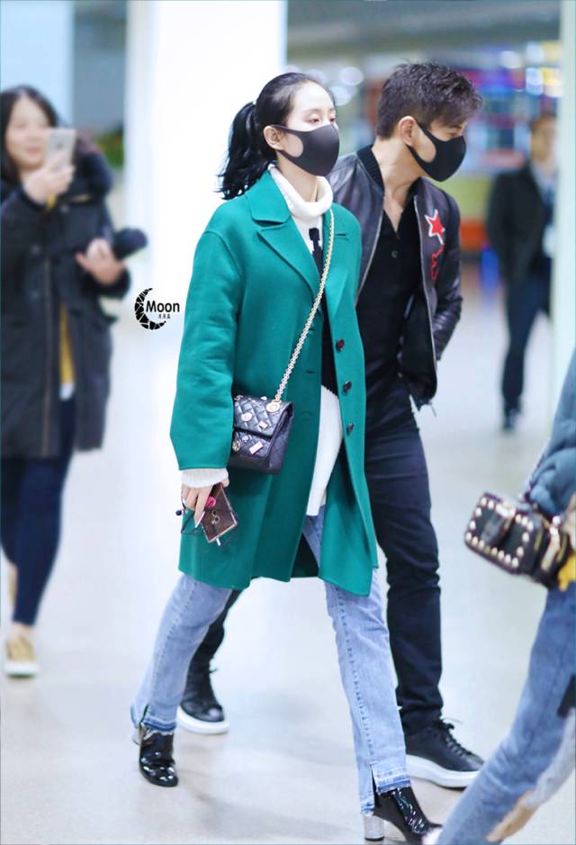 牛仔裤卷裤脚好看还是不卷好看,不剪裤脚的牛仔裤春夏新款