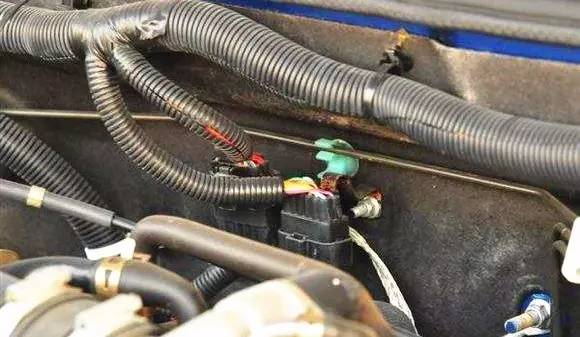 自动挡的车等红灯挂p挡还是n挡,自动挡车等红灯时应该挂什么挡