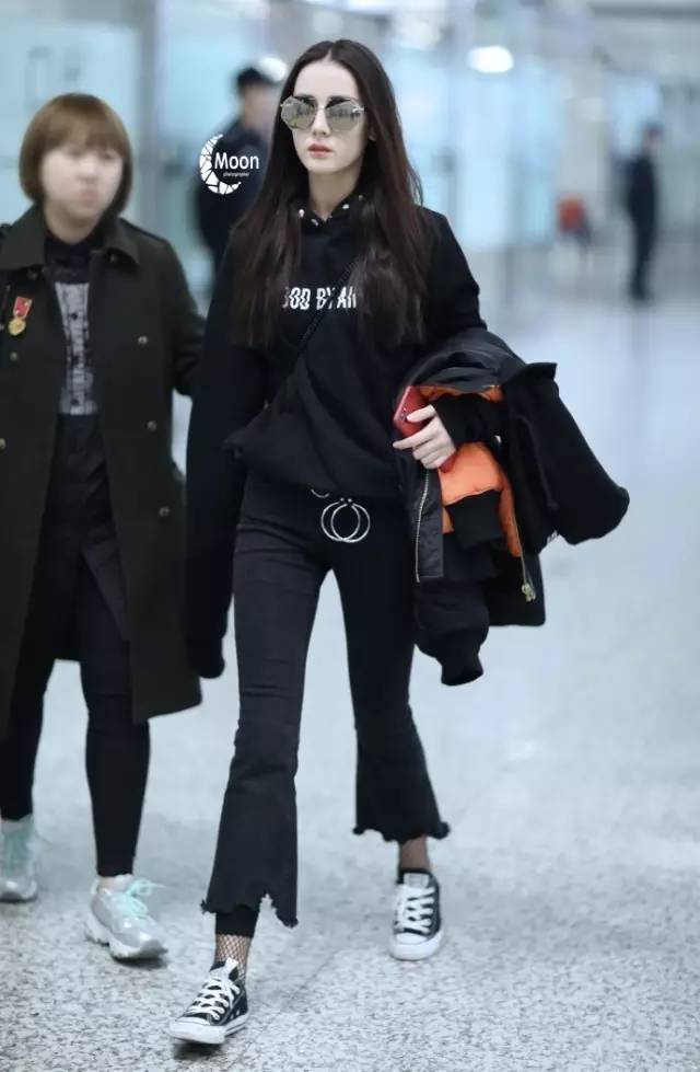 牛仔裤卷裤脚好看还是不卷好看,不剪裤脚的牛仔裤春夏新款