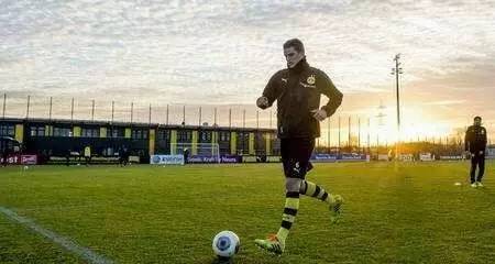 足球就是一辈子的情人,足球的情人